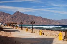 Dahab - pobřežní cesta, v pozadí hory