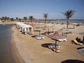 Egypt - pláž letoviska Makadi Bay