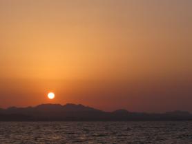 Západ slunce nad egyptským letoviskem Marsa Alam