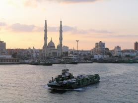 Suezský průplav s městem Suez, Egypt