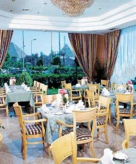 Egyptský hotel Mövenpick Pyramids s restaurací