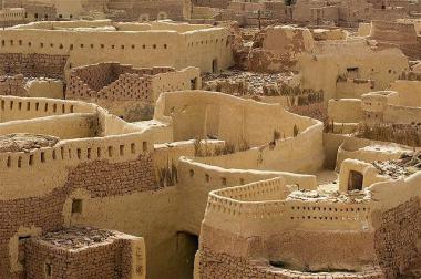 Egyptská oáza Farafra s místními domky