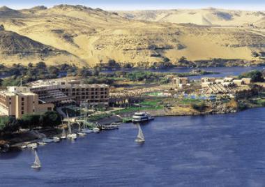 Egyptský hotel Pyramisa Isis Island u moře