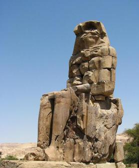 Egypt - jeden z Memnonových kolosů