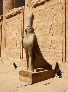 Egyptský chrám Horus - socha sokola