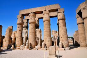 Chrám v egyptském Luxoru s několika sochami
