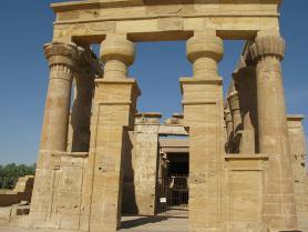 Pohled na chrám Hibis u egyptské Khargy