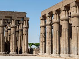 Luxor v Egyptě - pozůstatky chrámu