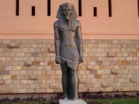 Socha před Luxorským muzeem v Egyptě