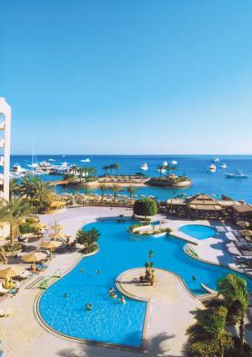 Bazén a pláž u hotelu Marriott Hurghada Beach Resort
