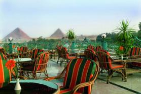 Egyptský hotel Mövenpick Pyramids s terasou