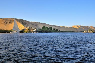 Pohled na egyptskou Asuánskou přehradu