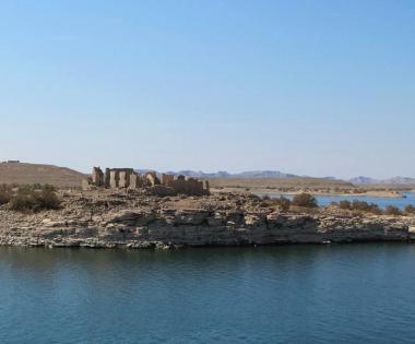 Bývalá pevnost Qasr Ibrim uprostřed Nassirova jezera
