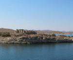 Bývalá pevnost Qasr Ibrim uprostřed Nassirova jezera