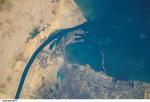 Uměle vybudovaný průplav u egyptského města Suez